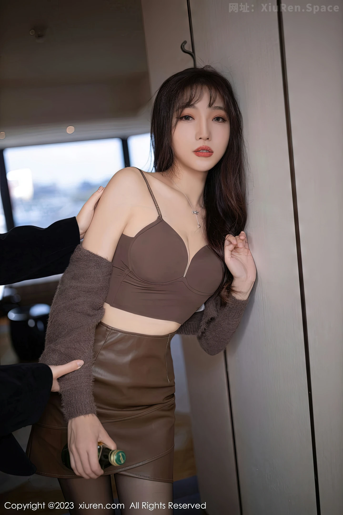 图片[5]-[XiuRen秀人网]2023.01.18 VOL.6155 豆瓣酱 牛仔热裤与黑色蕾丝内衣加黑丝美腿性感私房写真集-秀人网官方网站